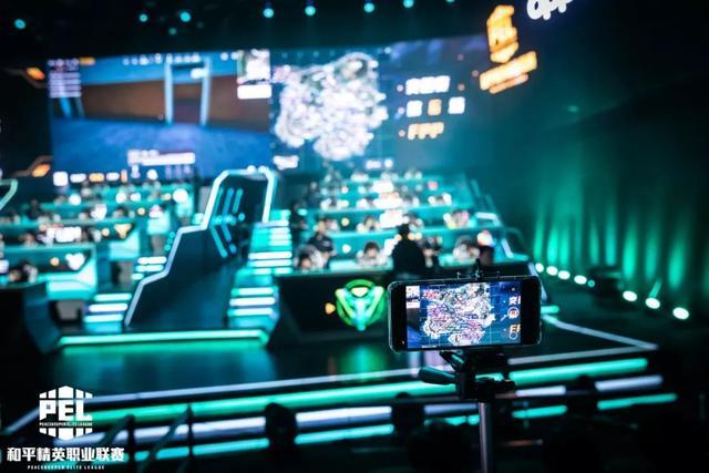 让印尼球员体会中超节奏？网友发现拜合拉木“空手”系鞋带