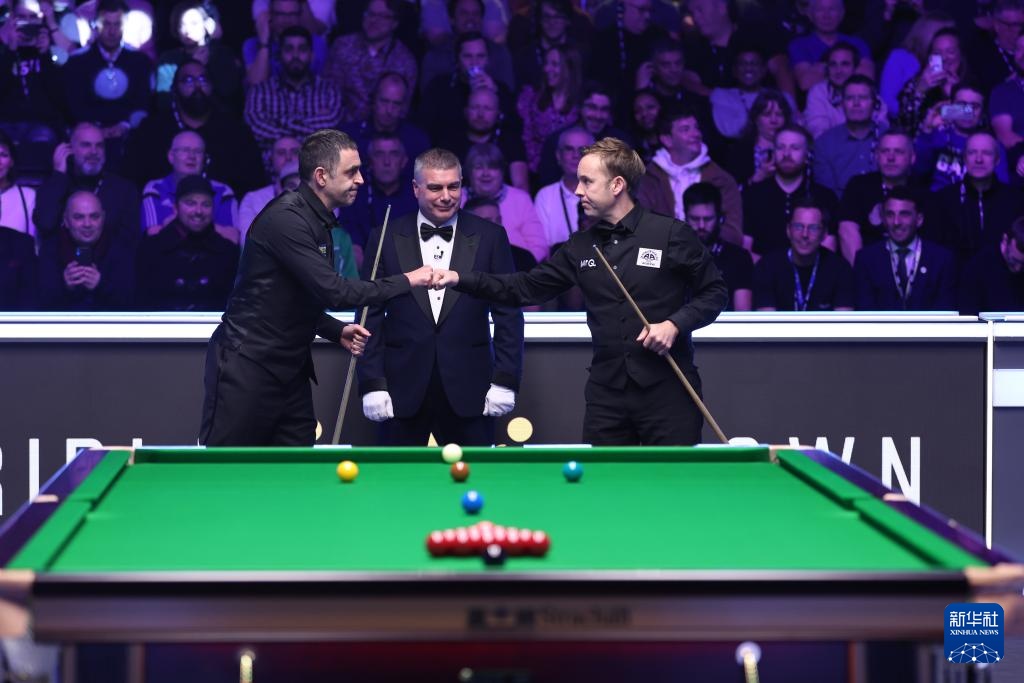 让印尼球员体会中超节奏？网友发现拜合拉木“空手”系鞋带