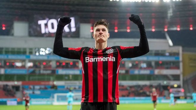 让印尼球员体会中超节奏？网友发现拜合拉木“空手”系鞋带