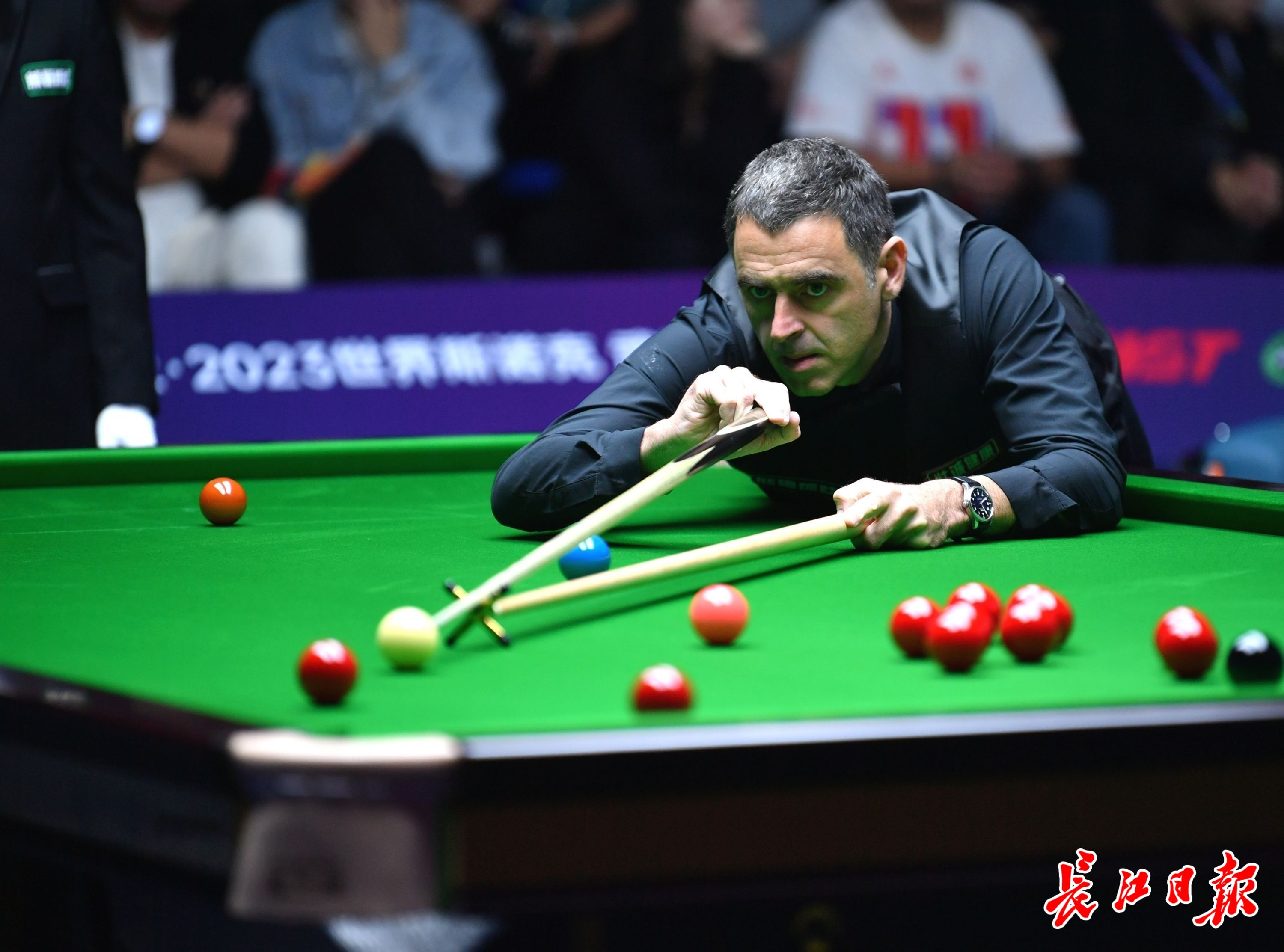 让印尼球员体会中超节奏？网友发现拜合拉木“空手”系鞋带