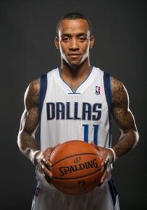 雄鹿签约字母哥哥后球队名额不足 或酝酿大动作